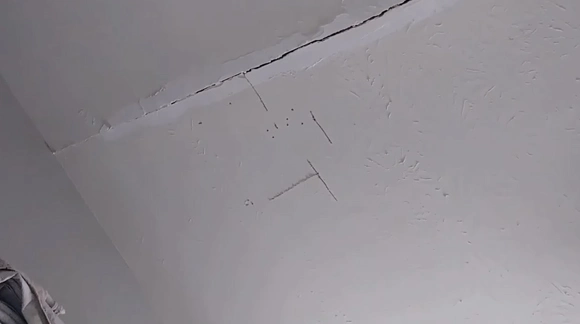 Ceiling crack