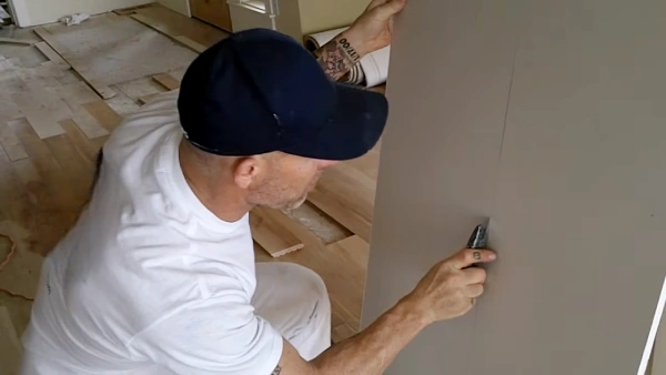 Advantages and Disadvantages of Cutting Drywall With a Utility Knife