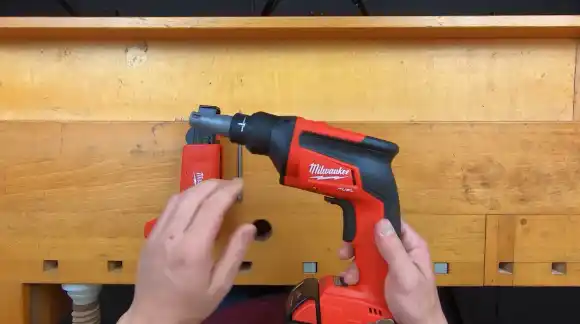 Cordless screw gun with led light