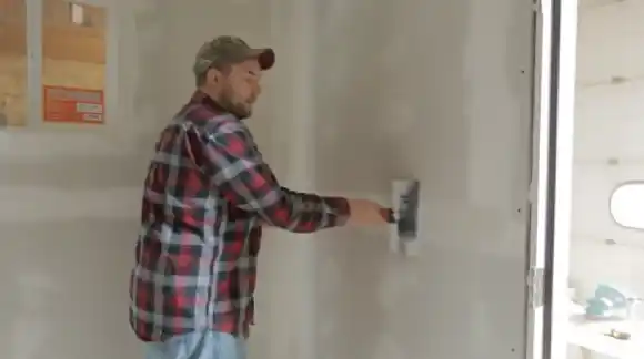 How to Keep Drywall Mud From Molding
