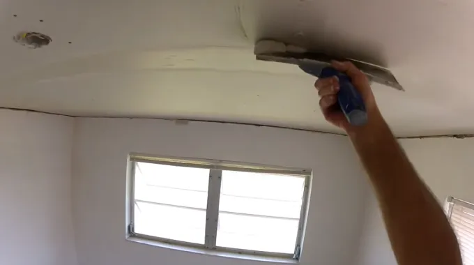How to Keep Drywall Mud From Molding