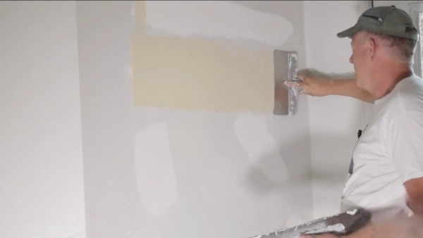 Pros and Cons of Mudding Over Torn Drywall Paper